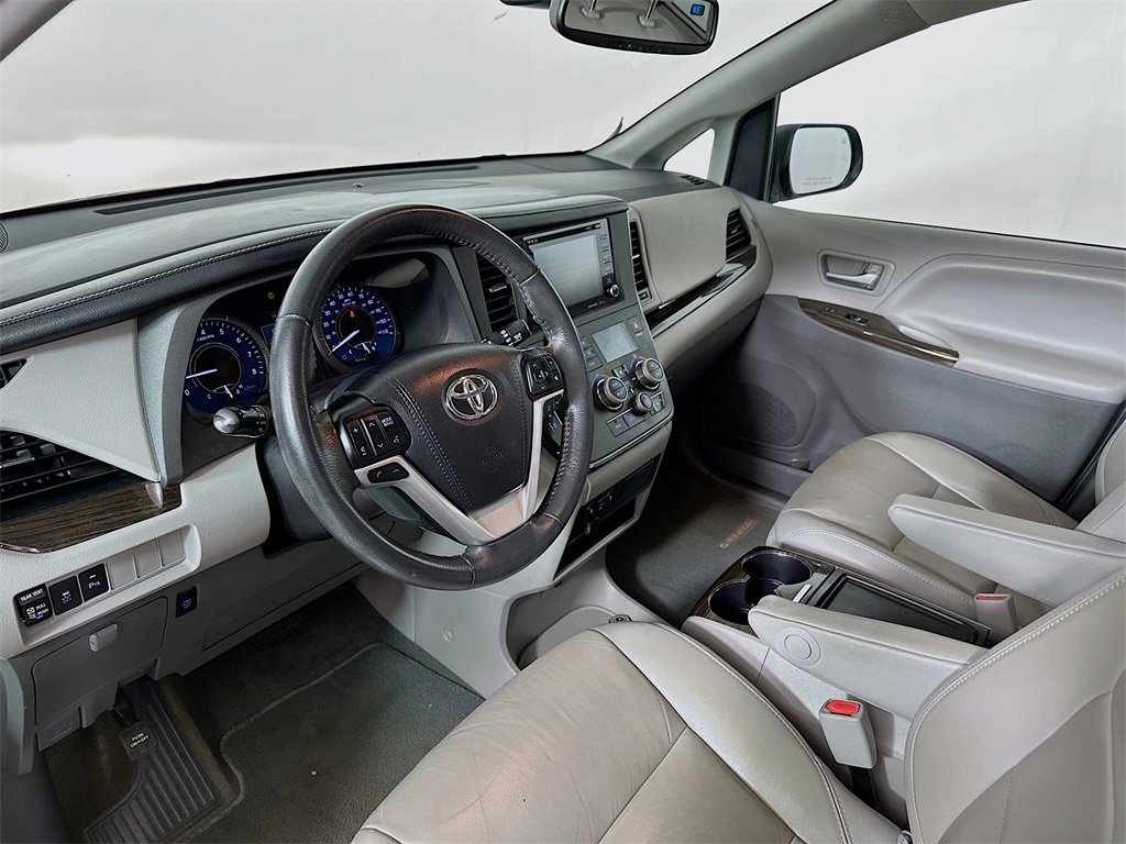Used 2018 Toyota Sienna XLE image 10