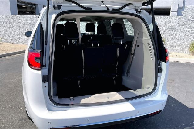 Used 2023 Chrysler Pacifica Touring-L FWD image 34