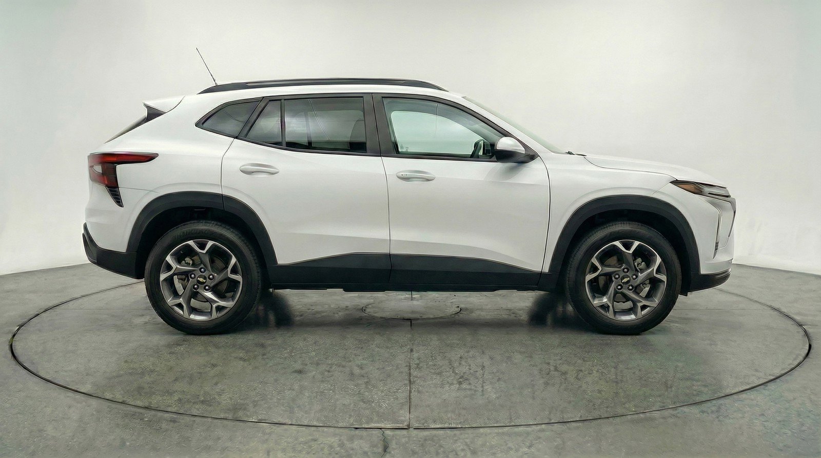 Used 2025 Chevrolet Trax LT FWD image 11