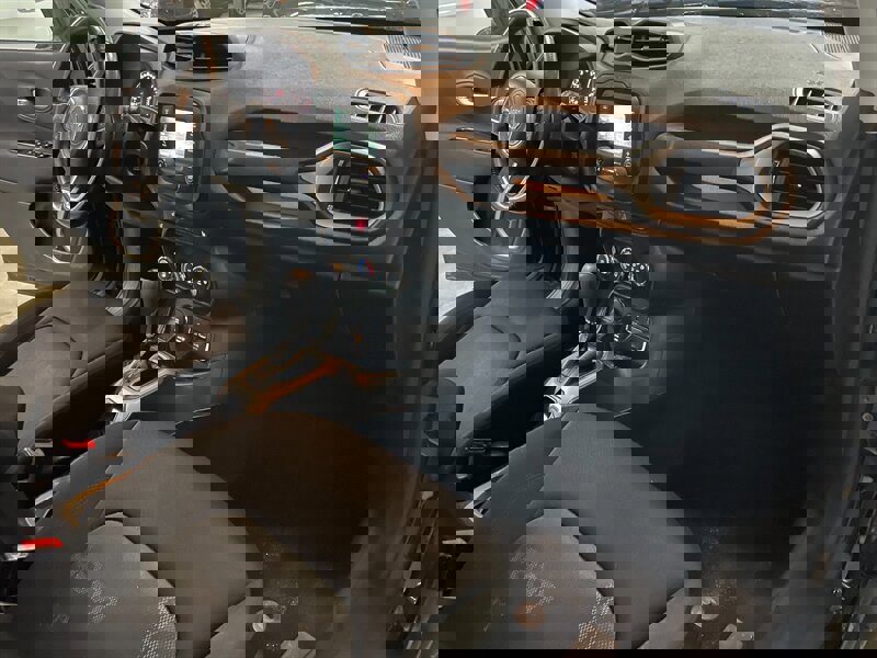 Used 2015 Jeep Renegade Latitude w/ Cold Weather Group image 16