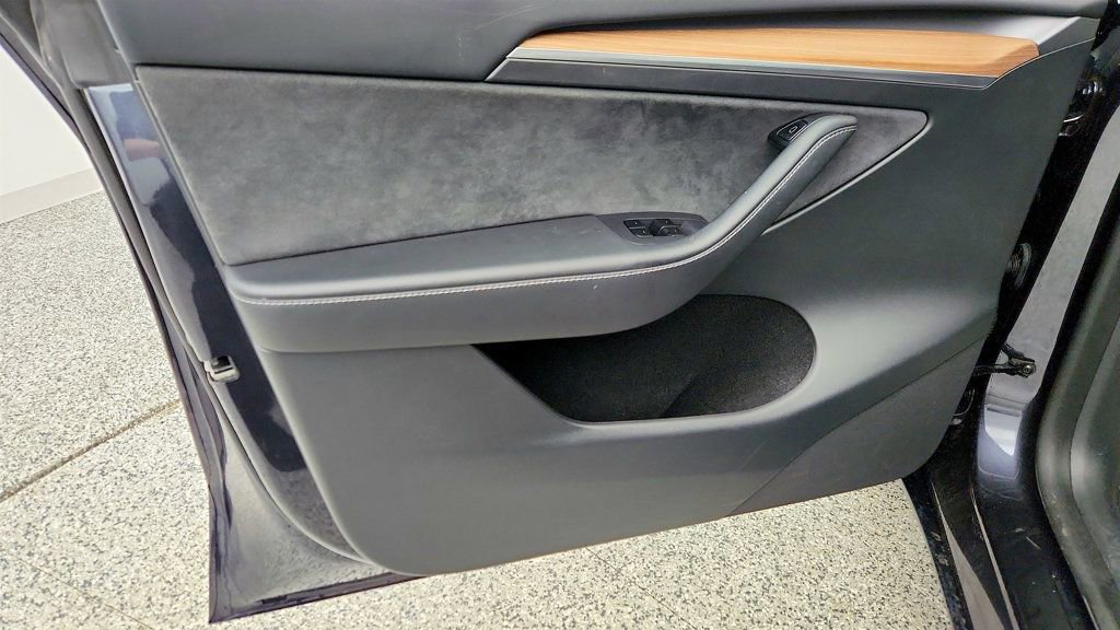 Used 2025 Tesla Model Y Long Range image 11