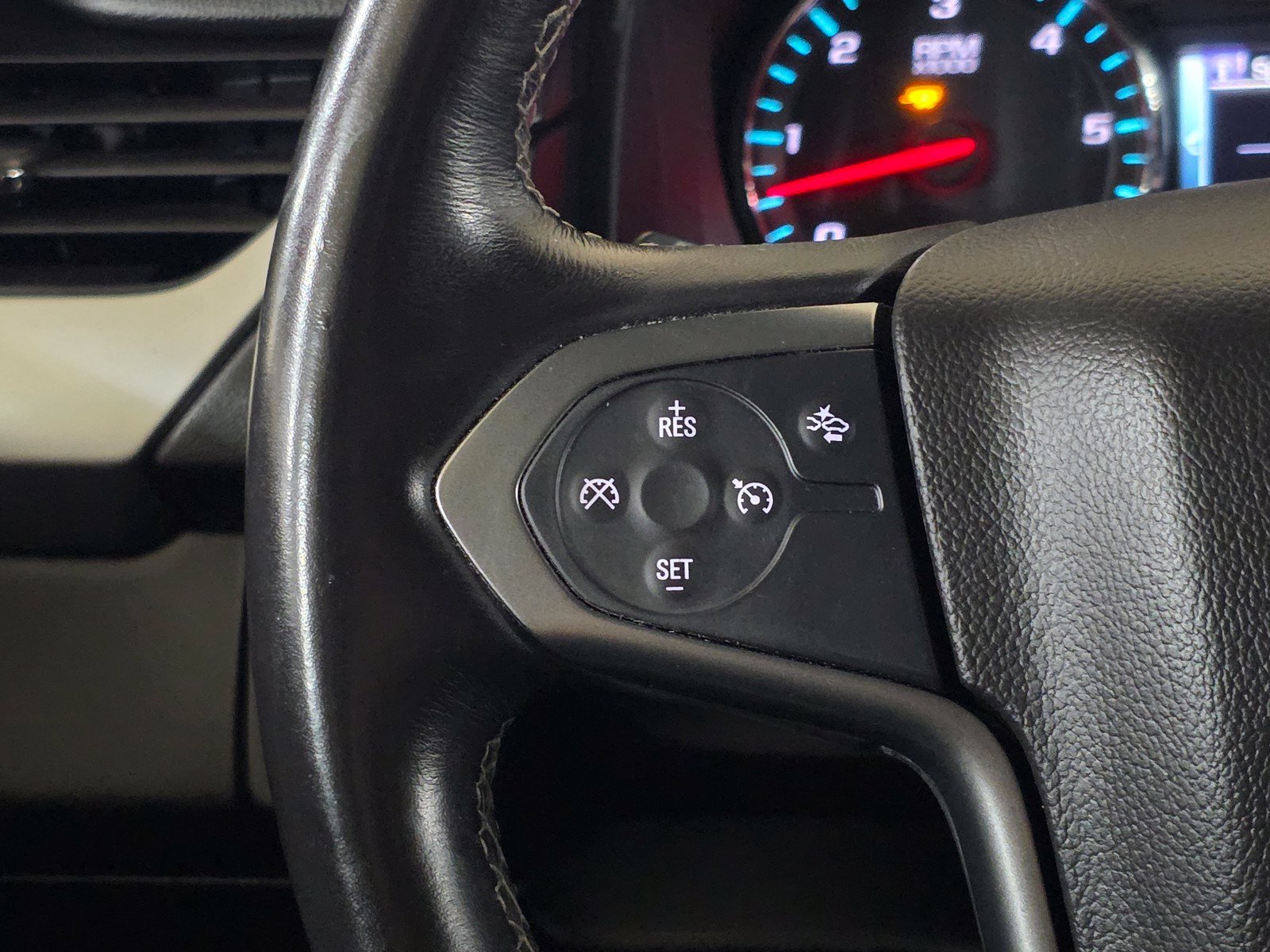 Used 2015 Chevrolet Suburban LT RWD image 31