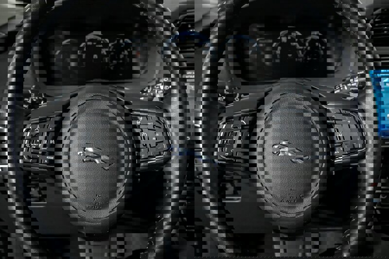 Used 2017 Jaguar F-PACE Prestige image 25