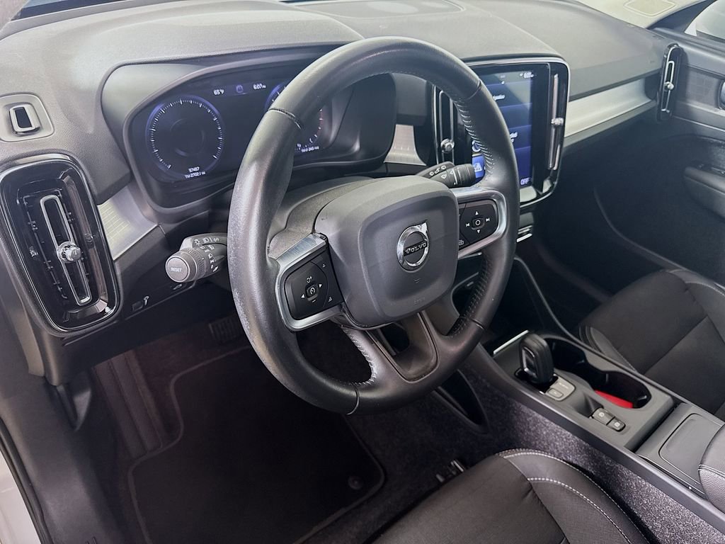 Used 2020 Volvo XC40 T5 Momentum image 9
