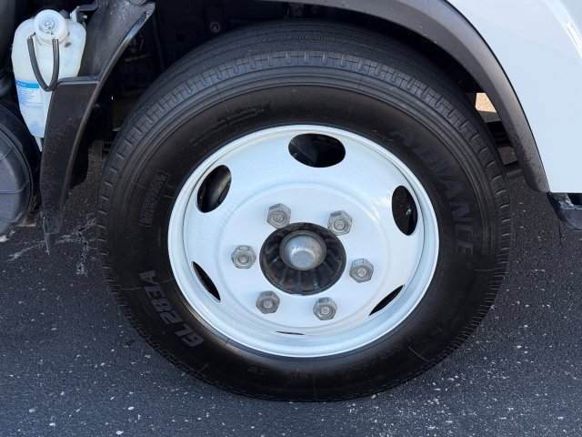 Used 2023 Isuzu NPR image 9