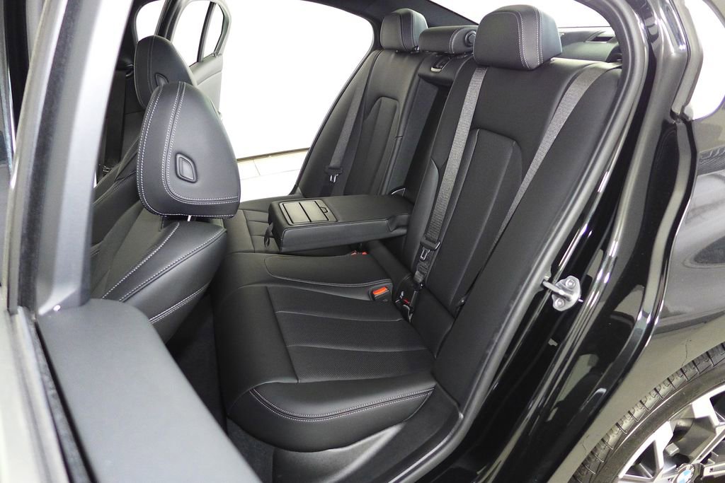 Used 2025 BMW 330i Sedan w/ Premium Package RWD image 21