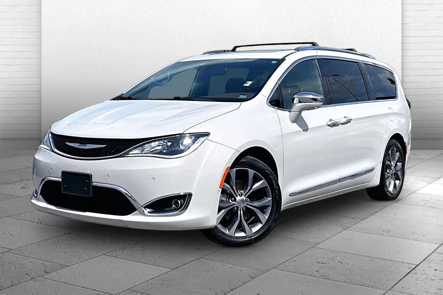 Used 2020 Chrysler Pacifica Limited w/ Tire & Wheel Group FWD image 10