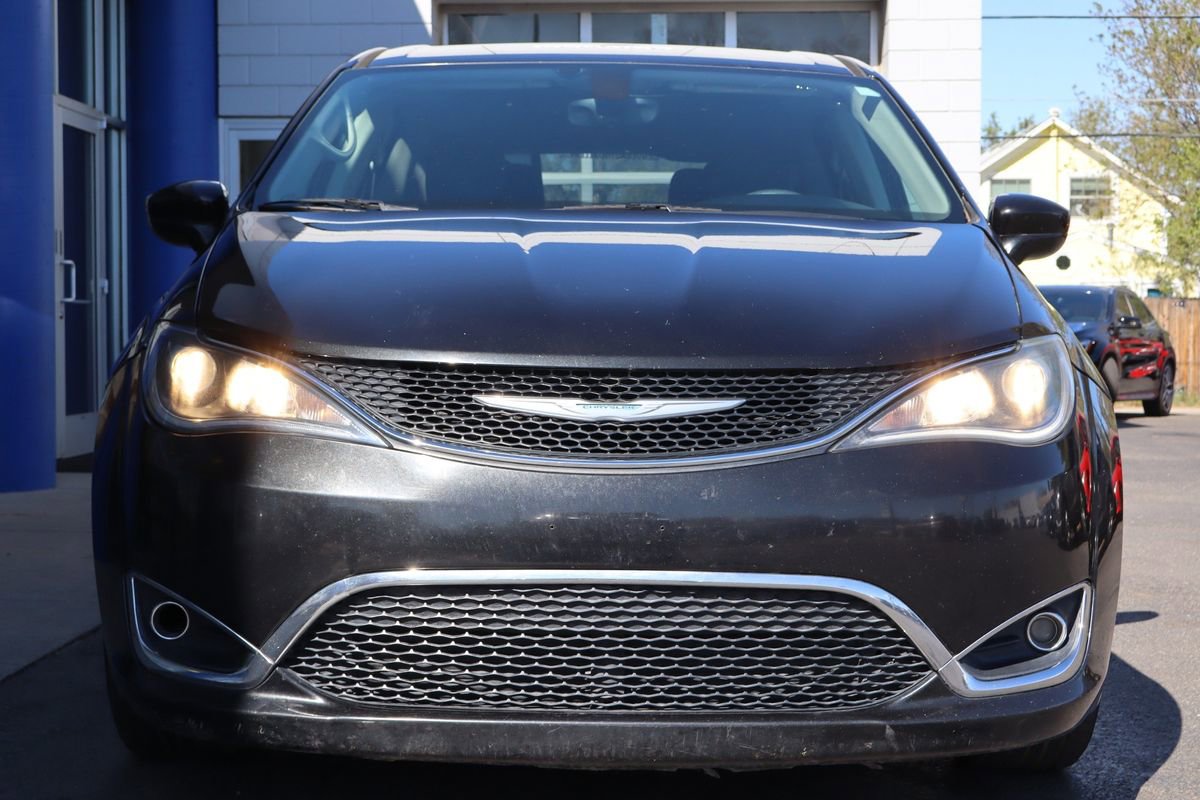 Used 2018 Chrysler Pacifica Touring Plus w/ Tire & Wheel Group FWD image 8