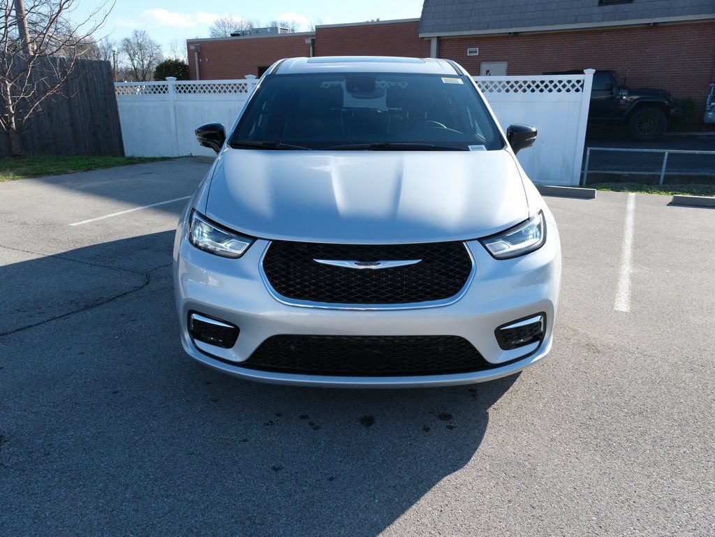 New 2026 Chrysler Pacifica Limited w/ Uconnect Theater Family Group FWD image 13