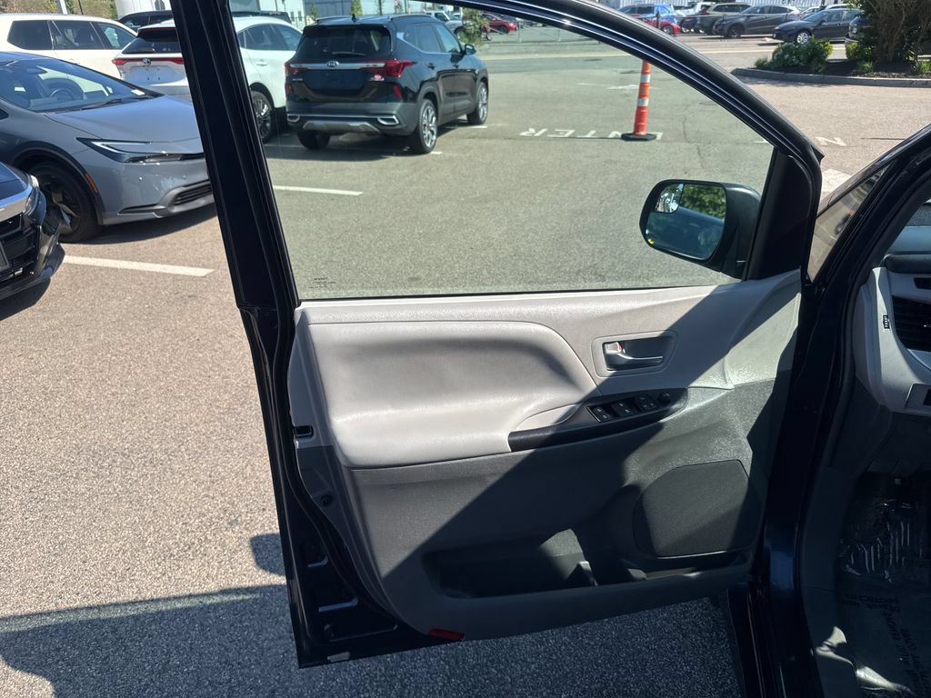 Used 2018 Toyota Sienna LE AWD/4WD image 33