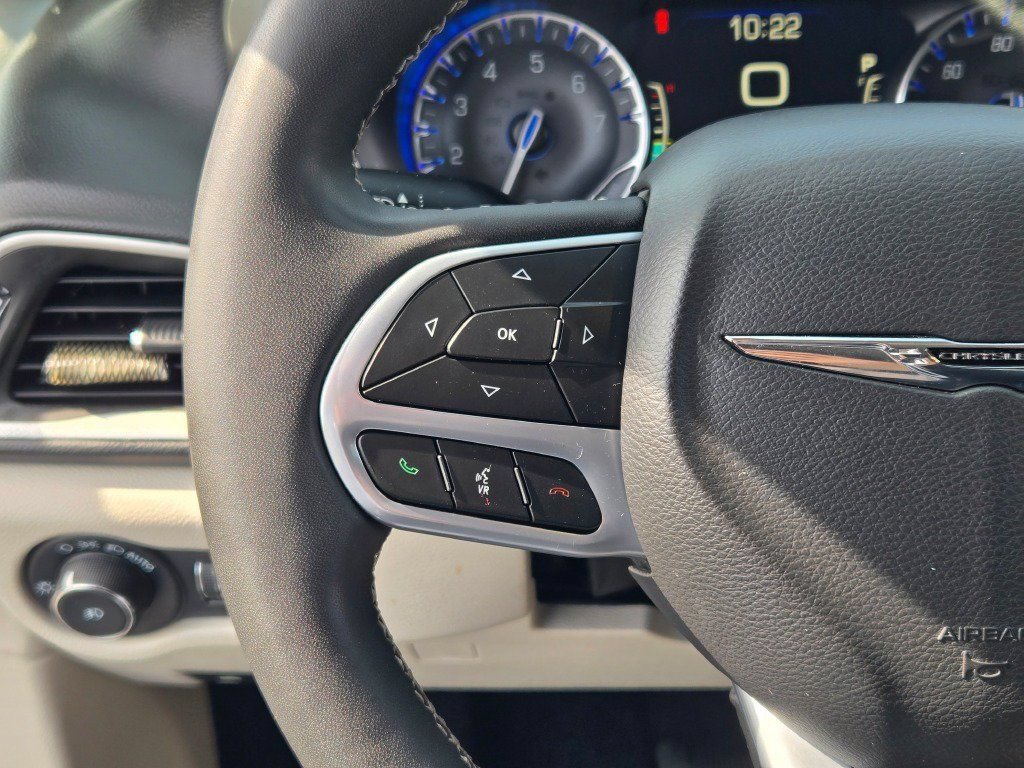 Used 2023 Chrysler Pacifica Touring-L FWD image 33