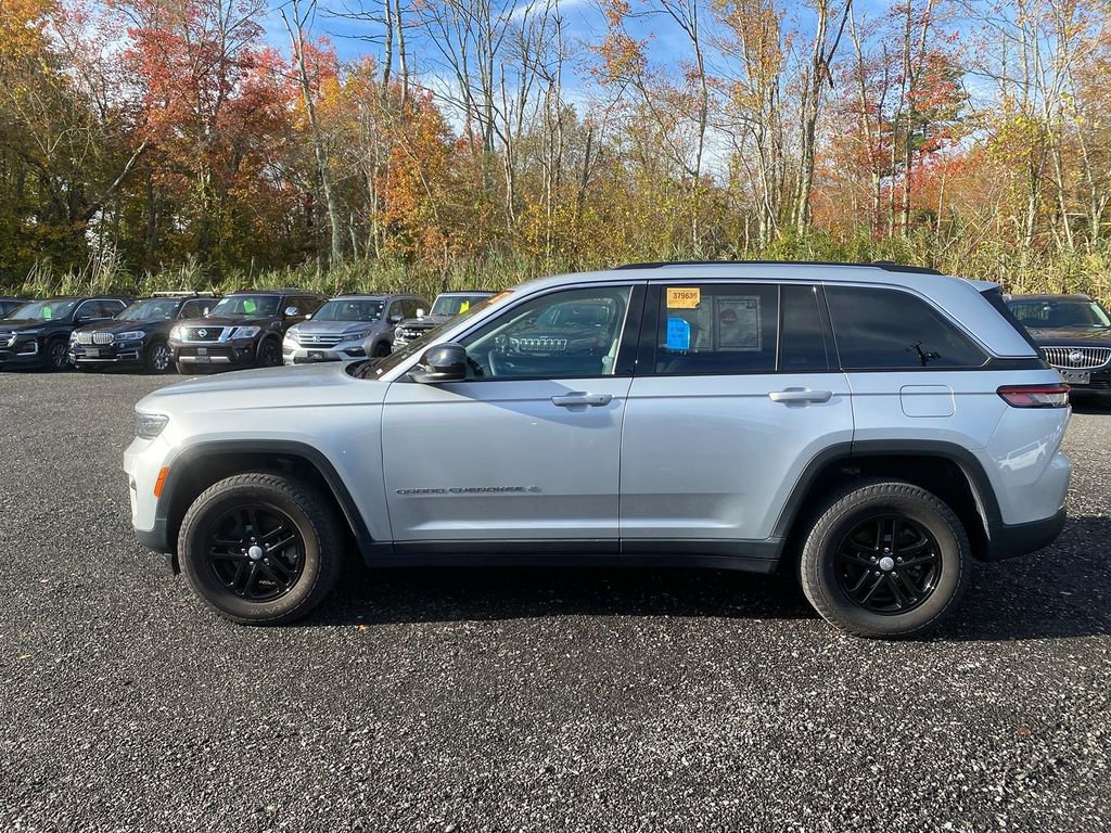 Used 2024 Jeep Grand Cherokee Laredo image 9