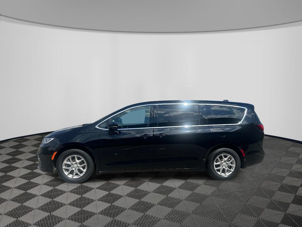 Used 2026 Chrysler Pacifica Select FWD image 2