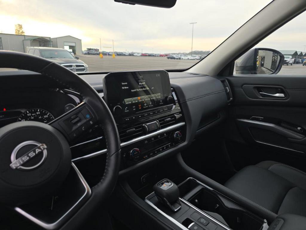 Used 2025 Nissan Pathfinder SL w/ Cargo Package AWD/4WD image 18