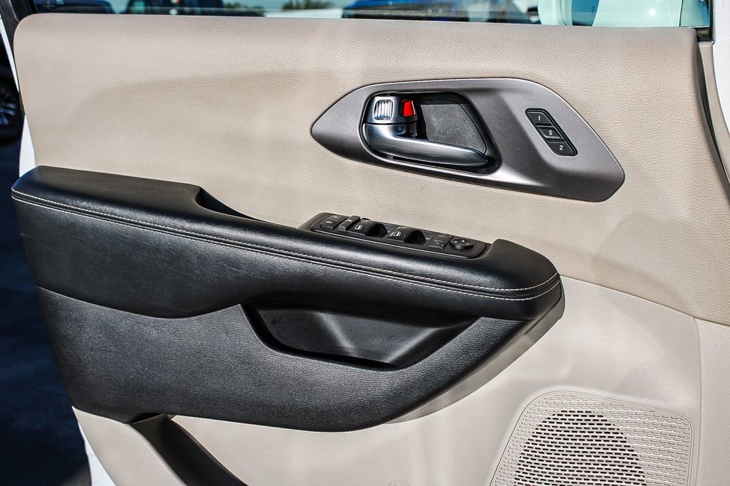 Used 2022 Chrysler Pacifica Touring-L image 21