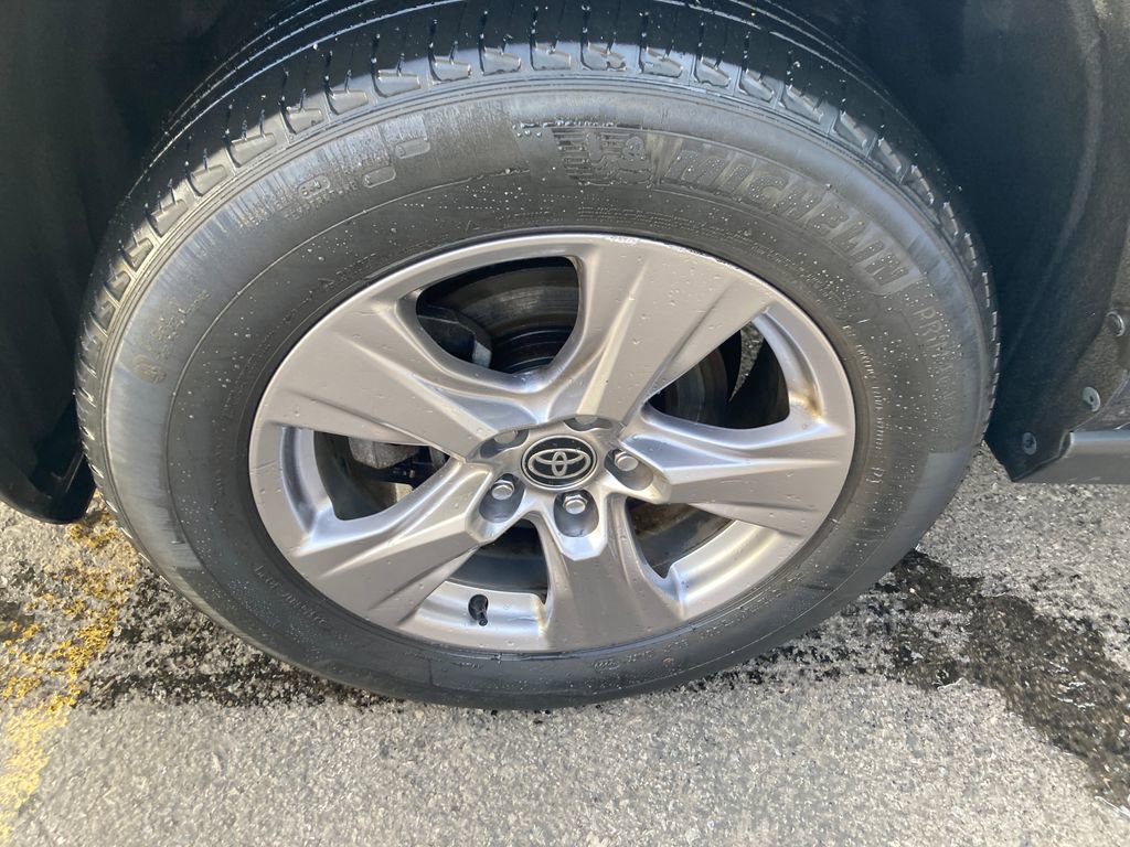 Used 2022 Toyota RAV4 XLE image 35