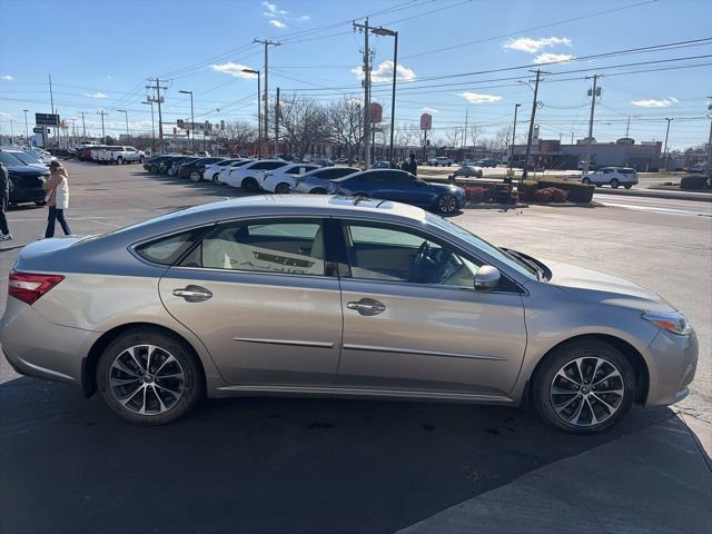 Used 2018 Toyota Avalon XLE Premium image 4