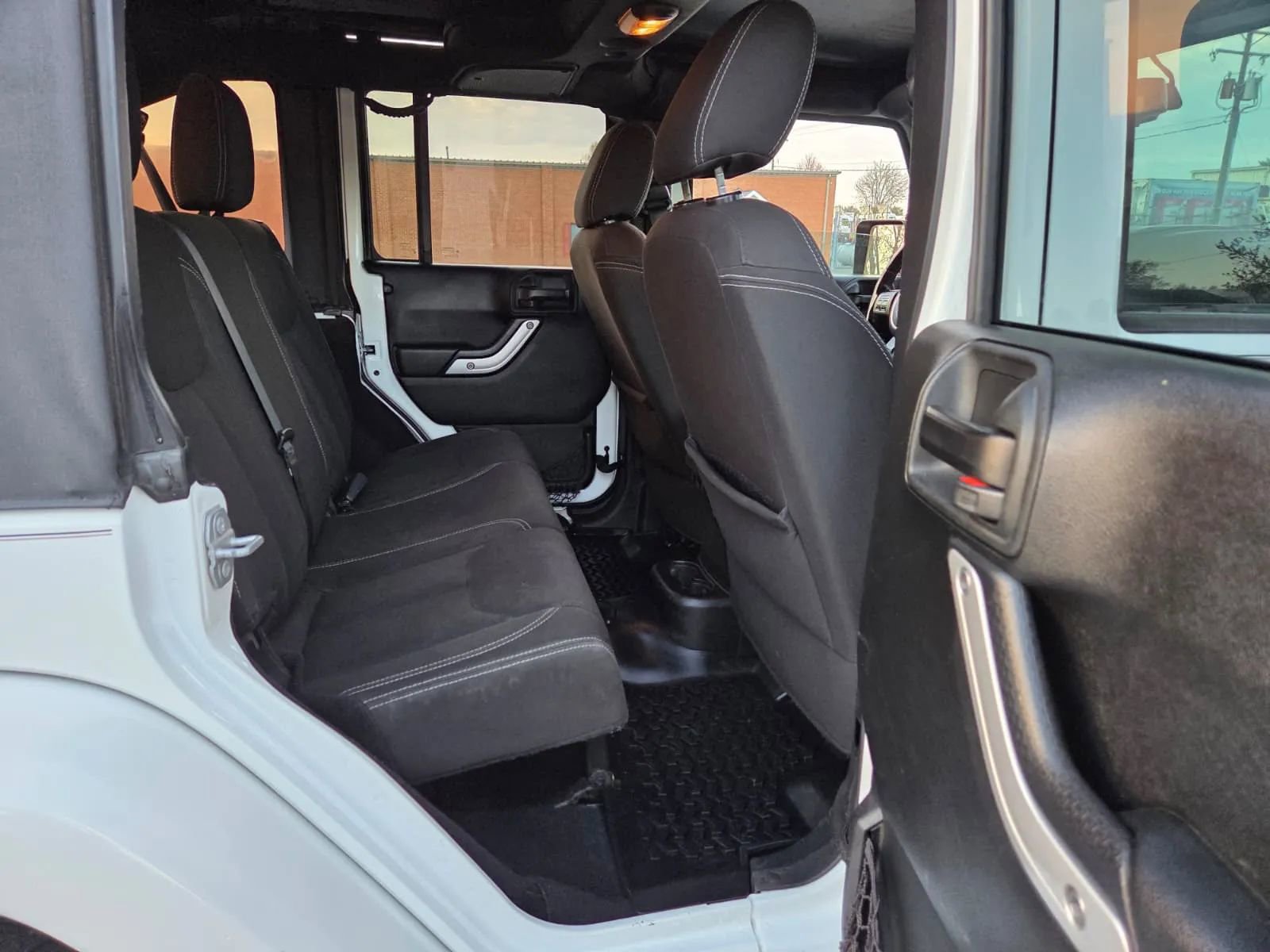 Used 2017 Jeep Wrangler Unlimited Sahara w/ Connectivity Group AWD/4WD image 12