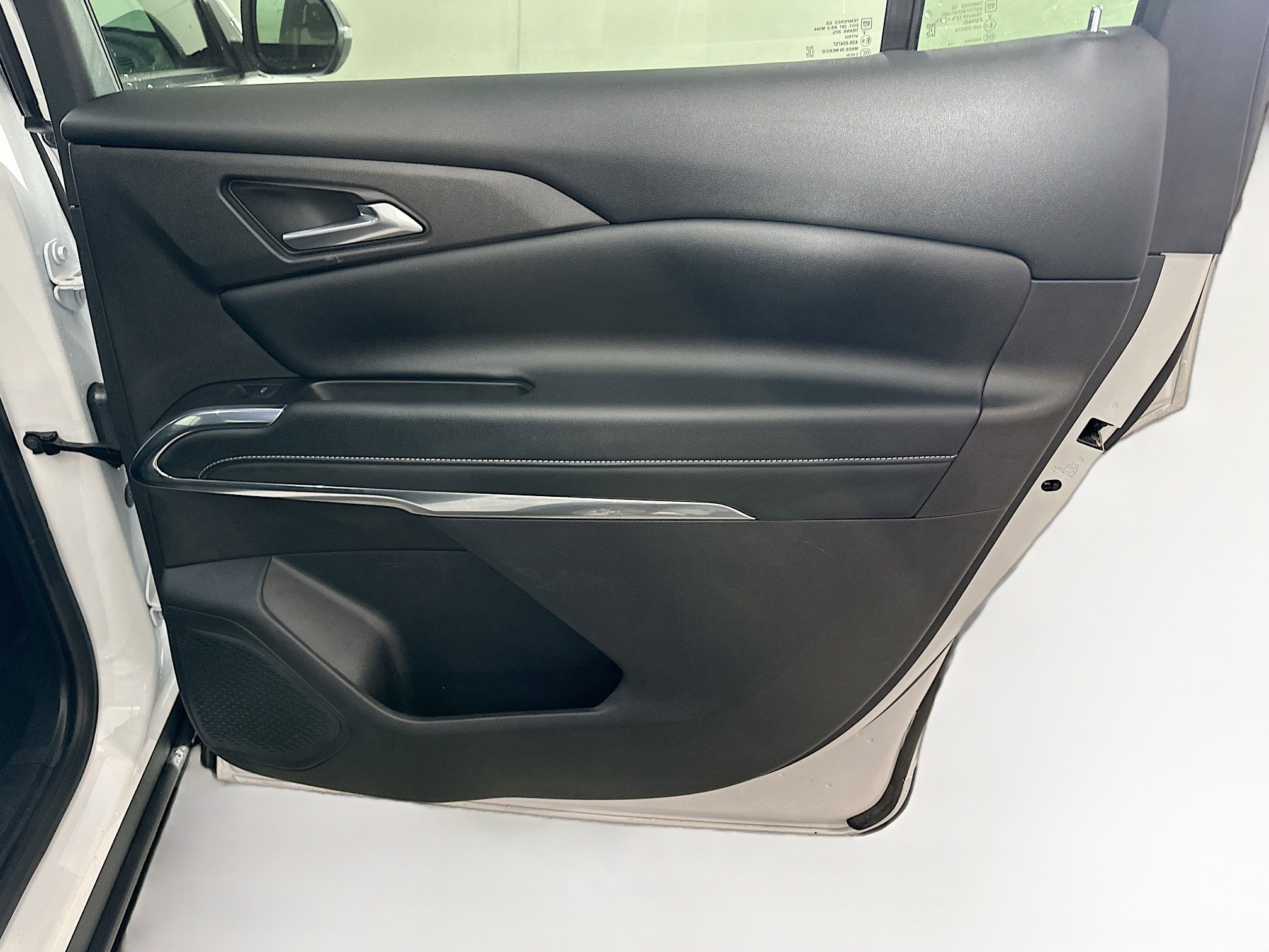 Used 2025 Chevrolet Traverse LT image 32