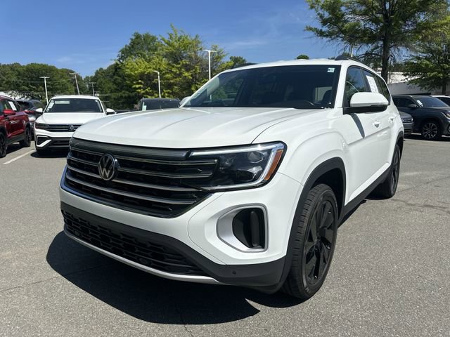 Used 2025 Volkswagen Atlas SE w/ Black Wheel Package FWD image 1