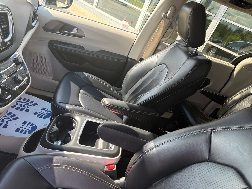 Used 2024 Chrysler Pacifica Touring-L FWD image 16