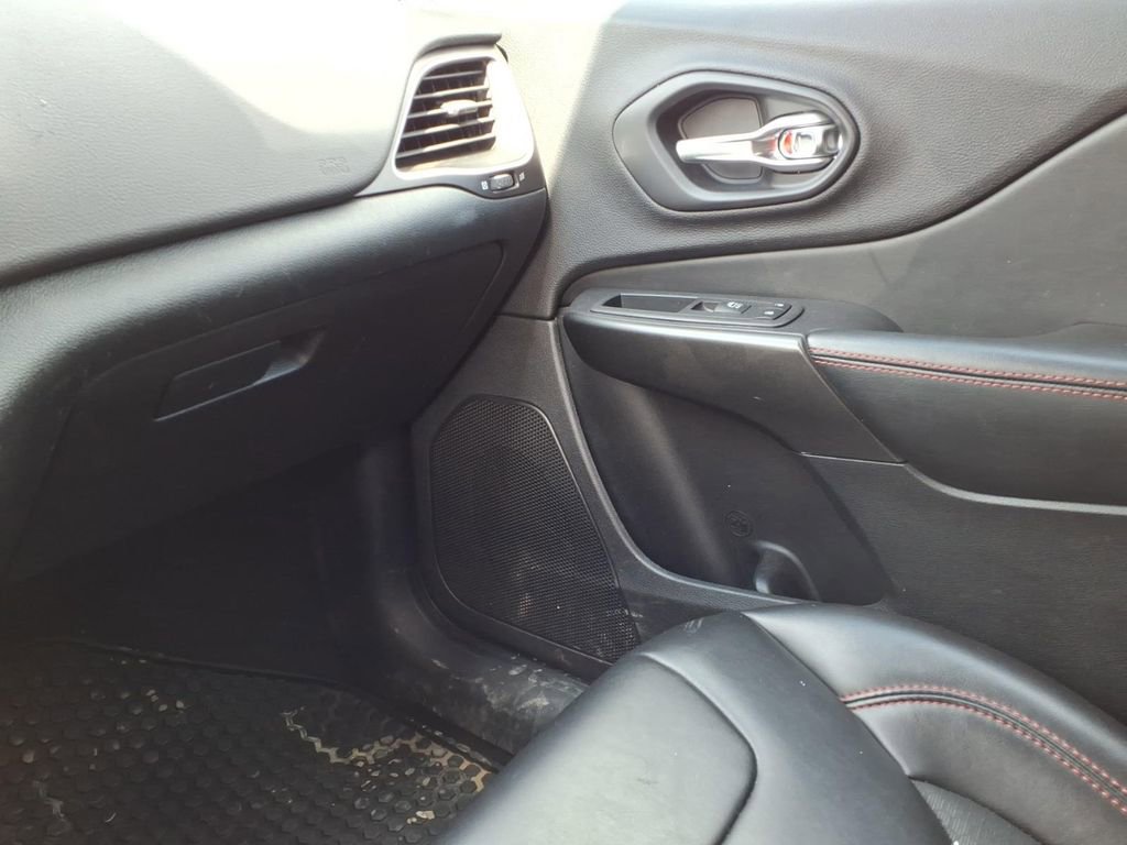 Used 2020 Jeep Cherokee Trailhawk image 23