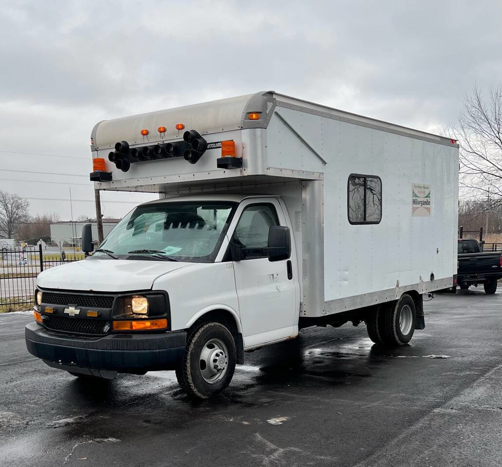 Used 2010 Chevrolet Express 3500 Extended image 3