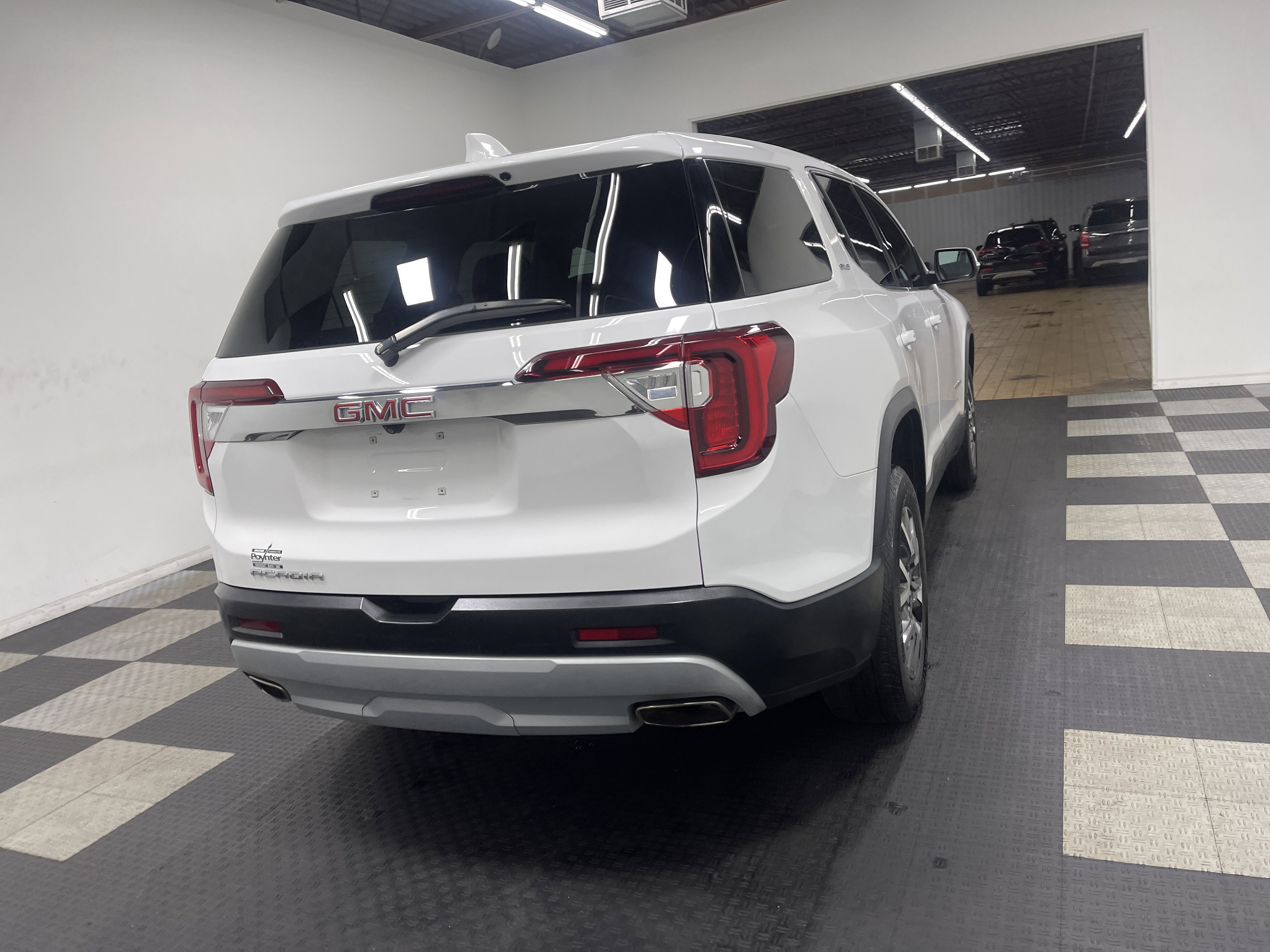 Used 2023 GMC Acadia SLE image 5