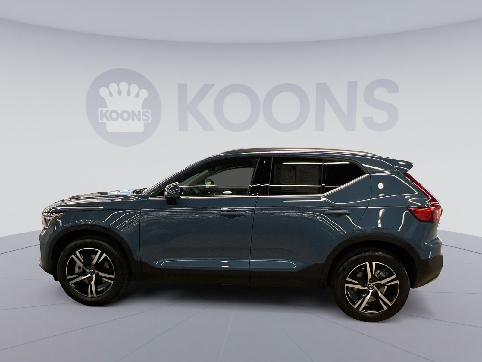 Used 2024 Volvo XC40 B5 Core w/ Climate Package image 2