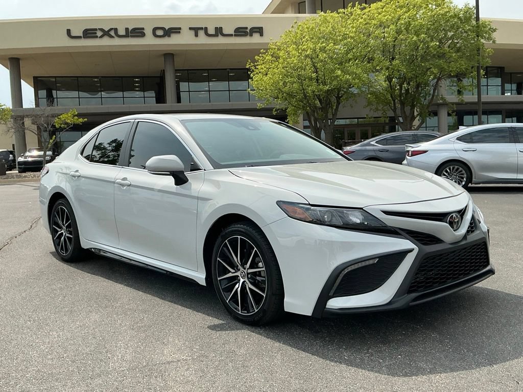 Used 2022 Toyota Camry SE FWD image 1