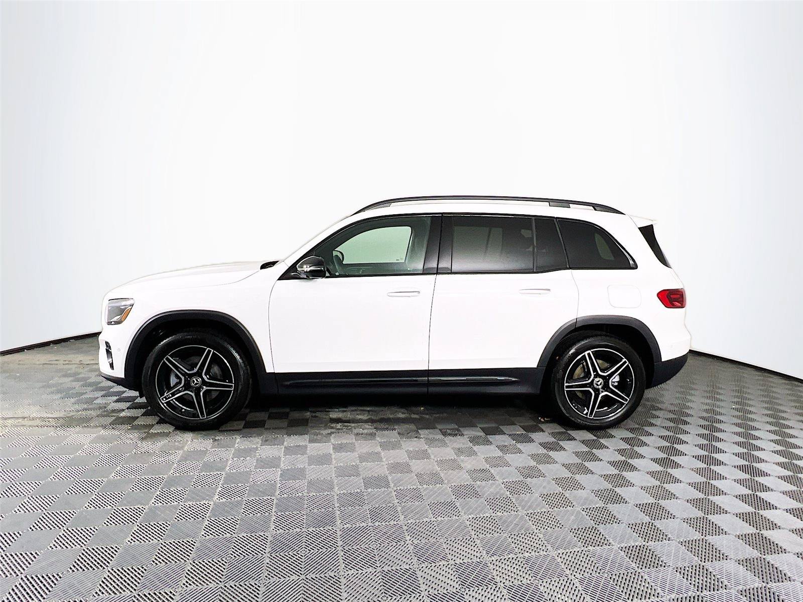 Used 2026 Mercedes-Benz GLB 250 4MATIC image 3