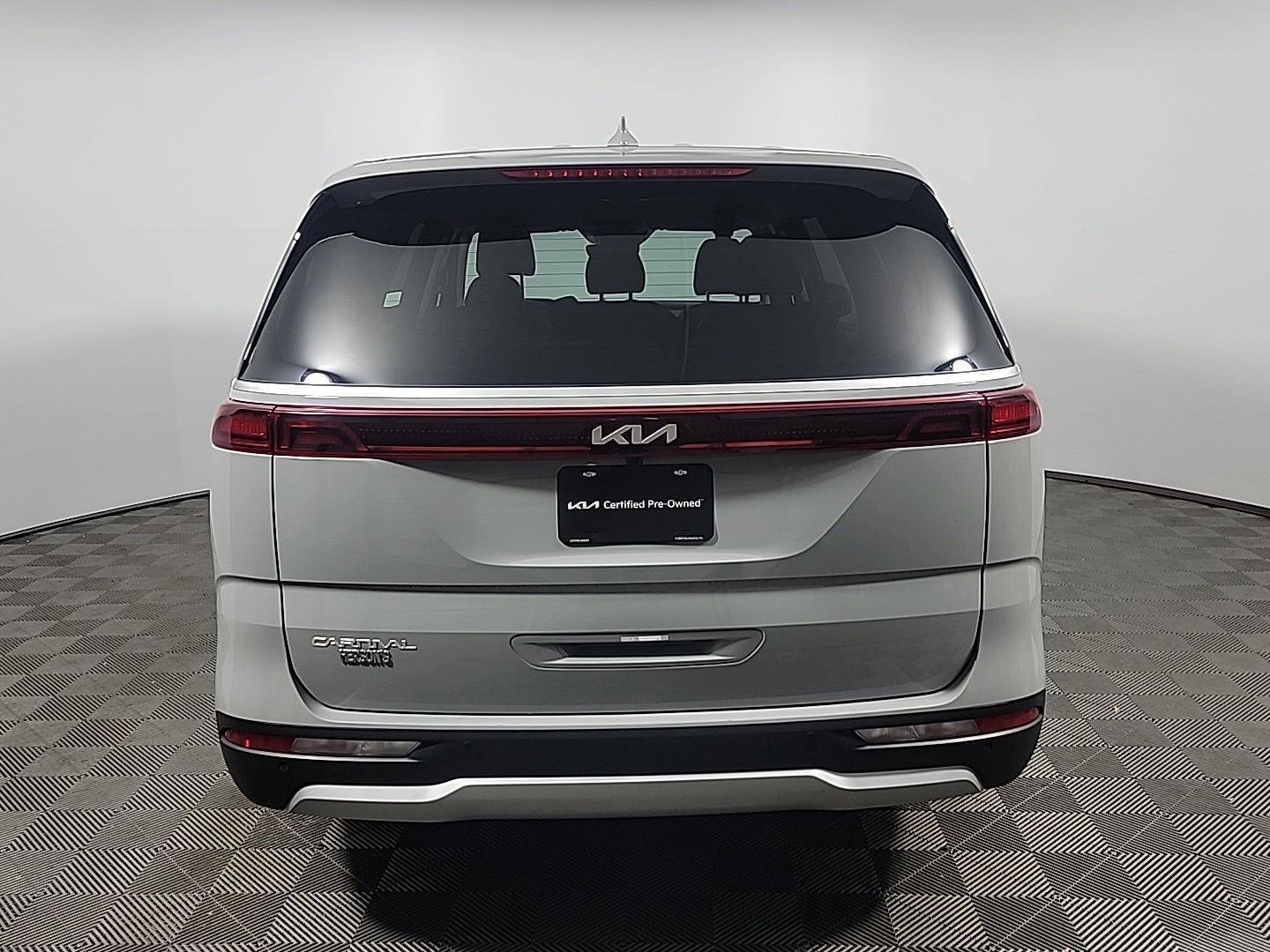 Used 2024 Kia Carnival EX image 5