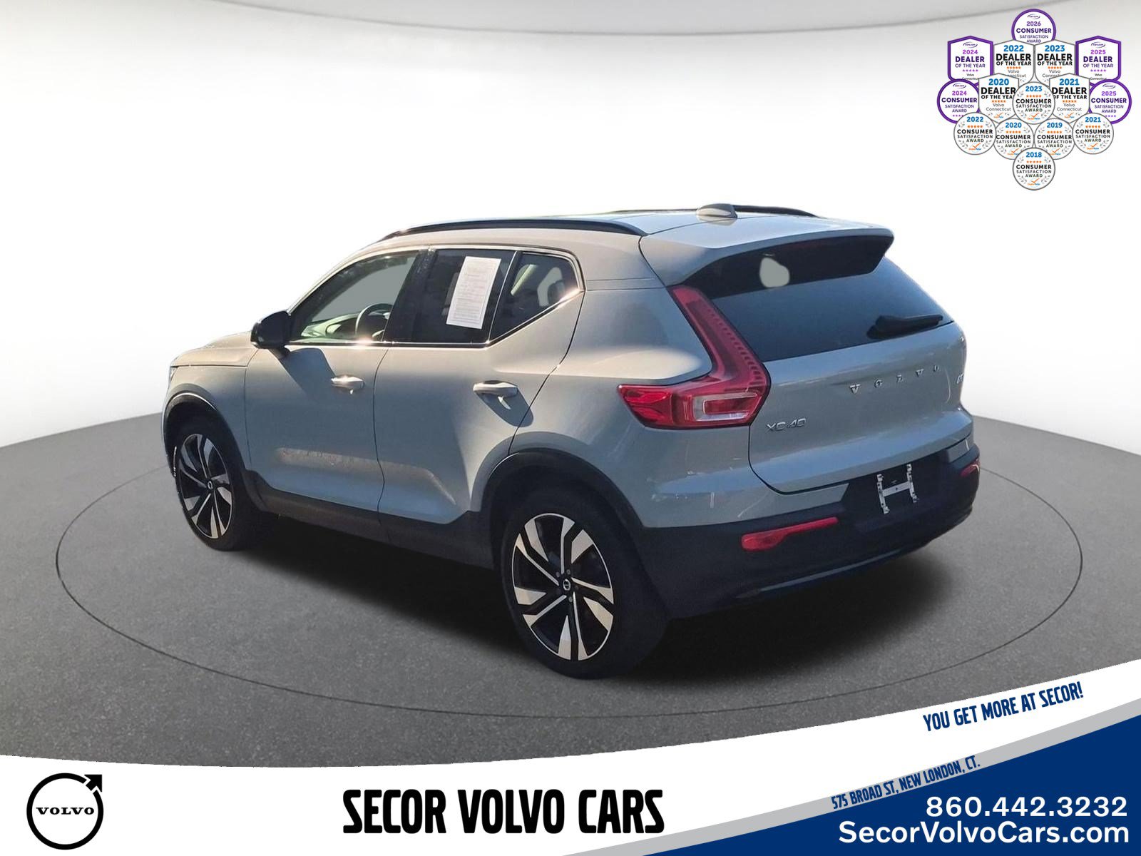 Used 2024 Volvo XC40 B5 Plus AWD/4WD image 9