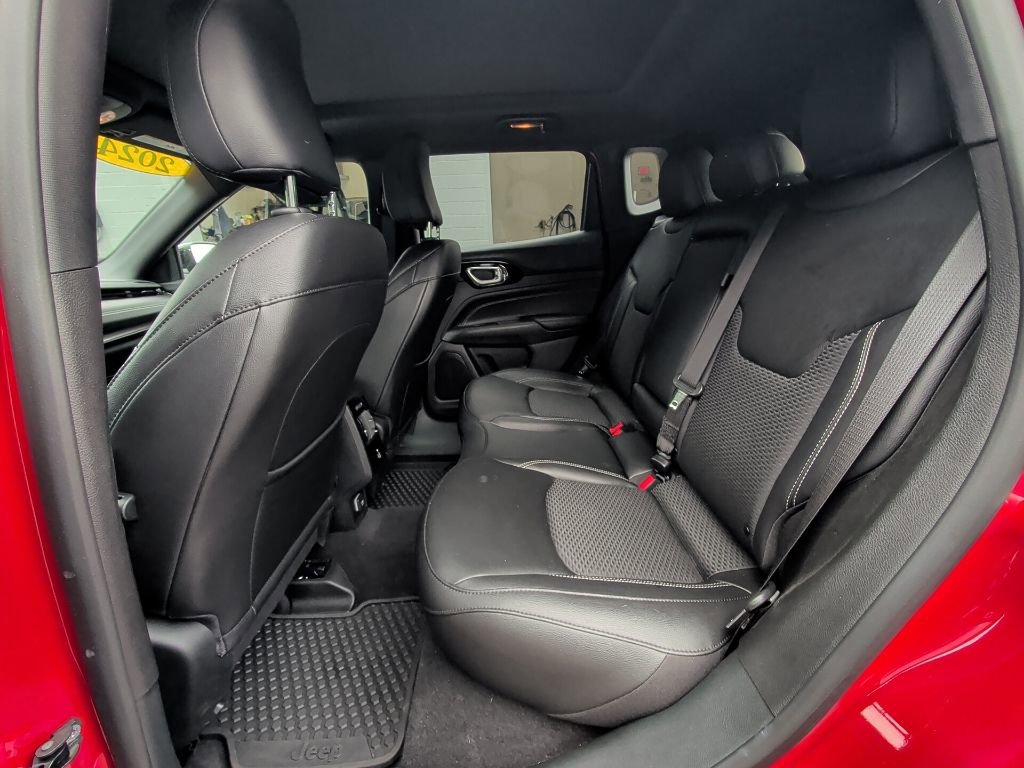 Used 2024 Jeep Compass Latitude w/ Sun and Sound Group AWD/4WD image 12