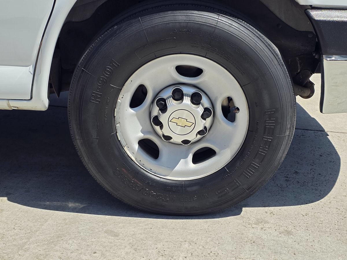 Used 2014 Chevrolet Express 2500 Extended RWD image 9