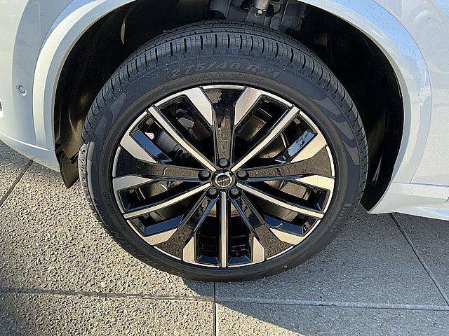 New 2026 Volvo XC90 T8 Plus w/ Protection Package Premier AWD/4WD image 12