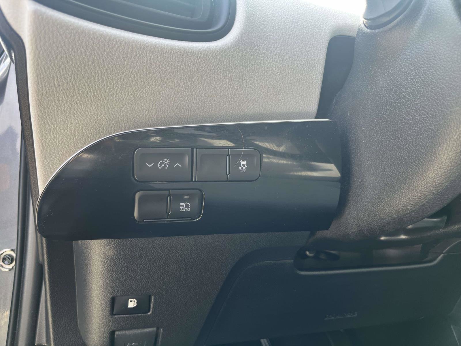 Used 2020 Toyota Prius L Eco FWD image 12