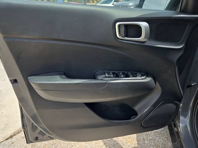 Used 2025 Hyundai Venue SEL FWD image 11