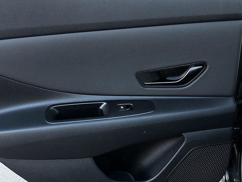 Certified 2025 Hyundai Elantra SEL image 8