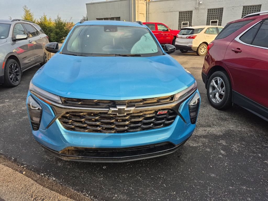 Used 2025 Chevrolet Trax RS w/ Driver Confidence Package image 2