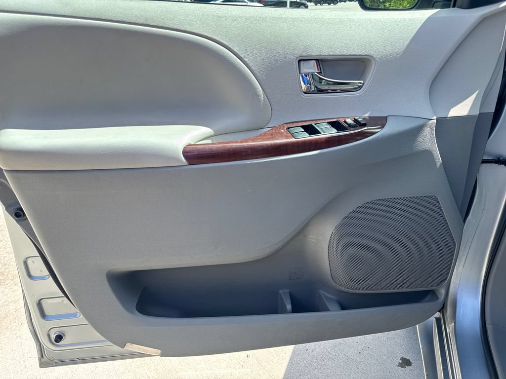 Used 2013 Toyota Sienna XLE FWD image 13