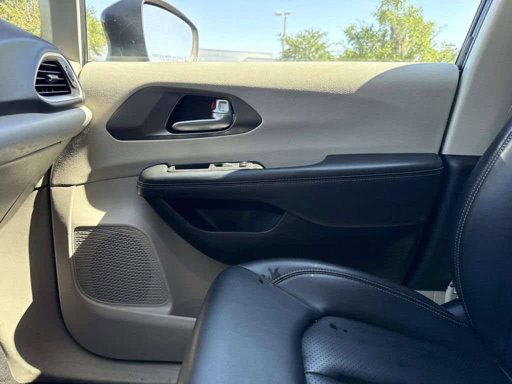 Used 2023 Chrysler Pacifica Touring-L FWD image 30