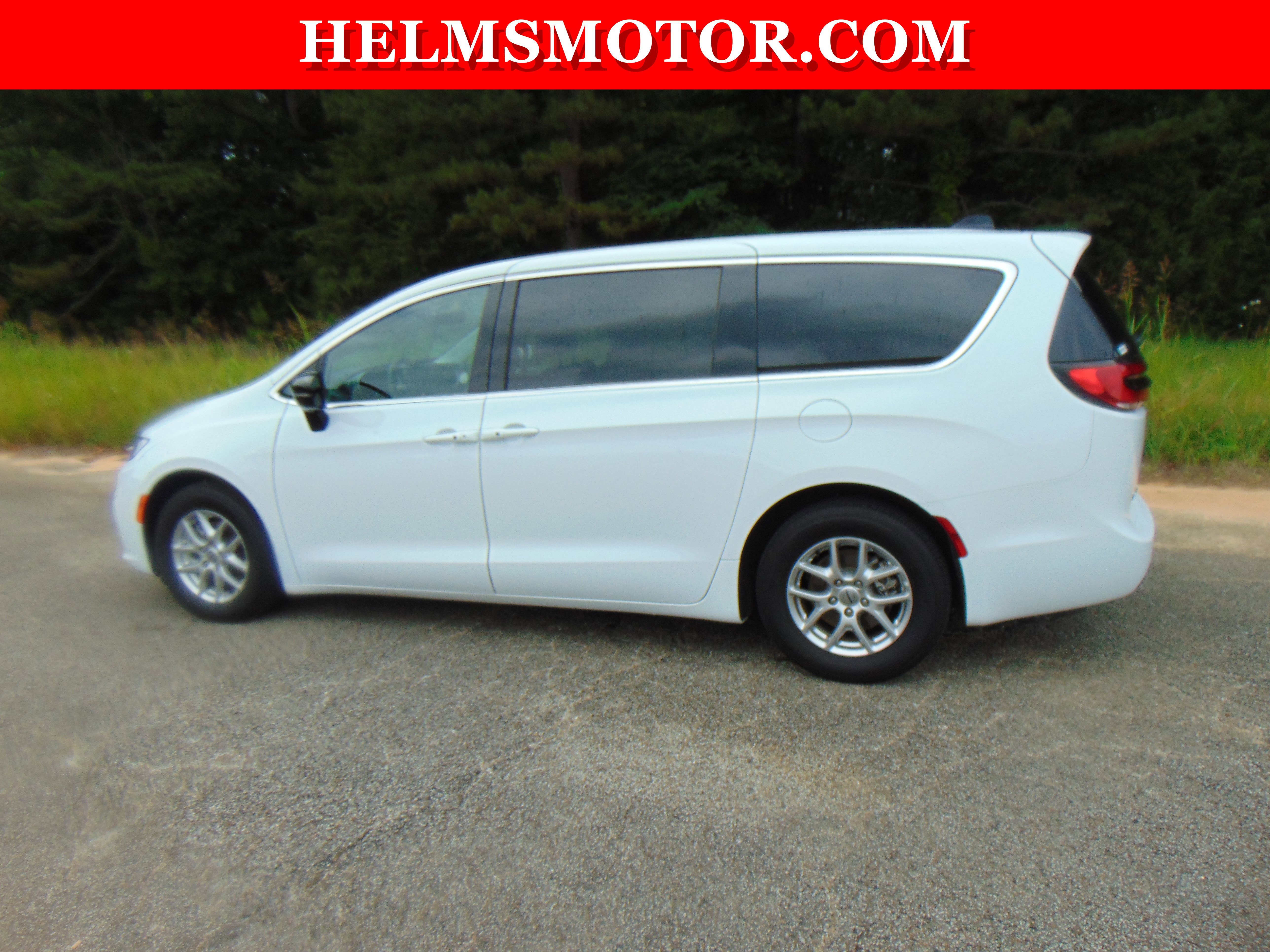 Used 2024 Chrysler Pacifica Touring-L image 6