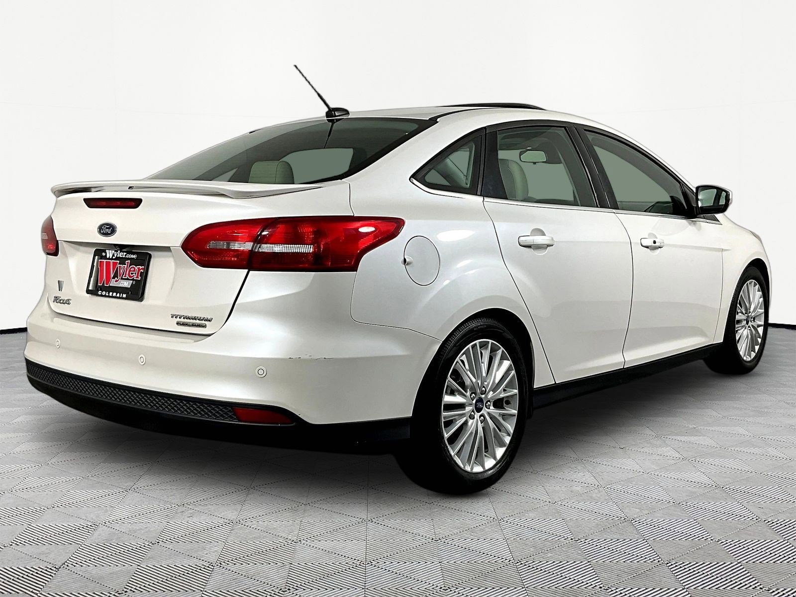 Used 2015 Ford Focus Titanium w/ Titanium Technology Package FWD image 6