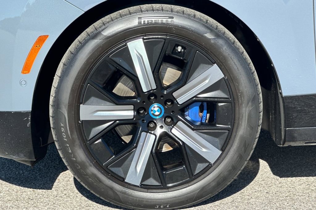 Used 2023 BMW iX xDrive50 w/ Premium Package image 33