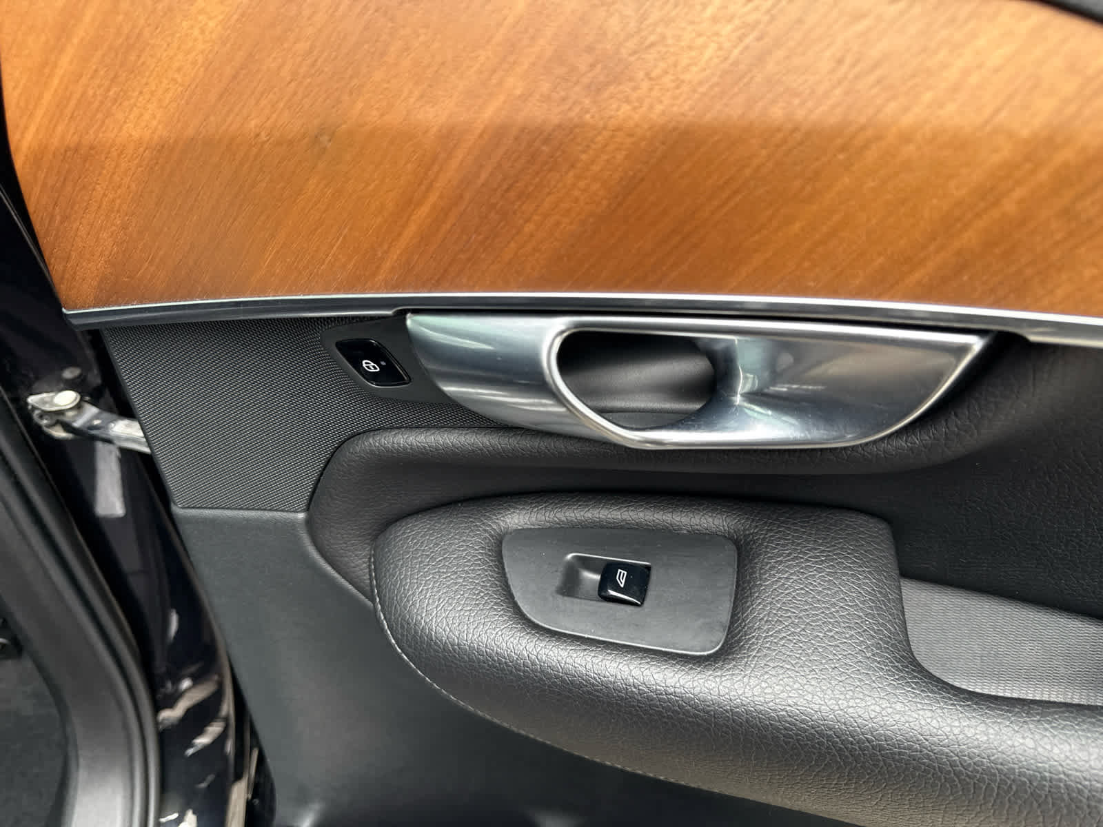 Used 2021 Volvo XC90 T6 Momentum image 30