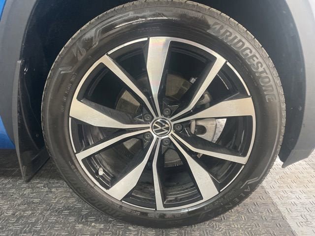 Certified 2024 Volkswagen Atlas Cross Sport SEL Premium R-Line AWD/4WD image 3