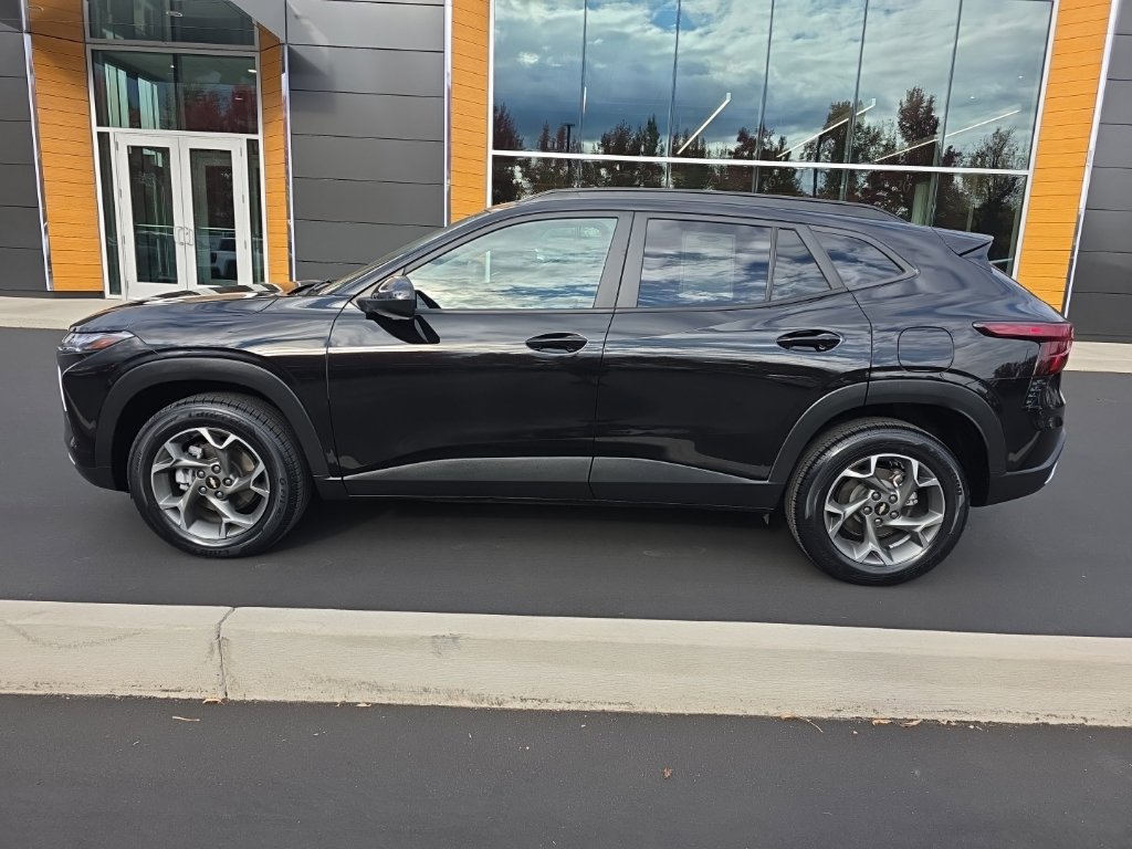Used 2024 Chevrolet Trax LT FWD image 2