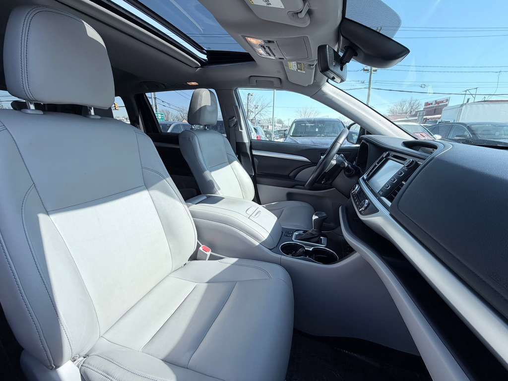 Used 2019 Toyota Highlander XLE AWD/4WD image 33