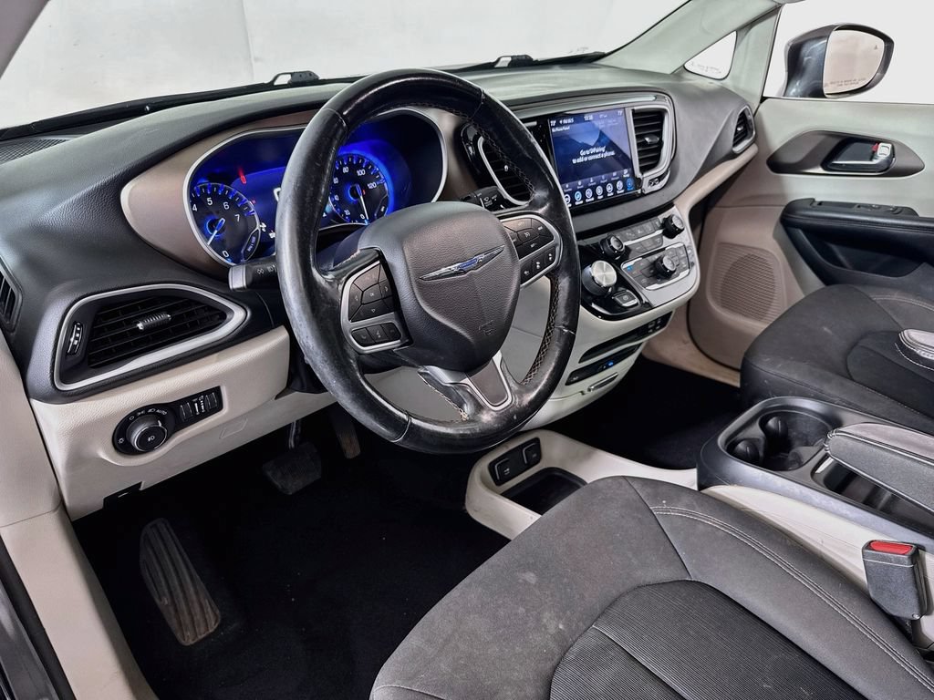 Used 2019 Chrysler Pacifica Touring Plus w/ Advanced Safetytec Group FWD image 9